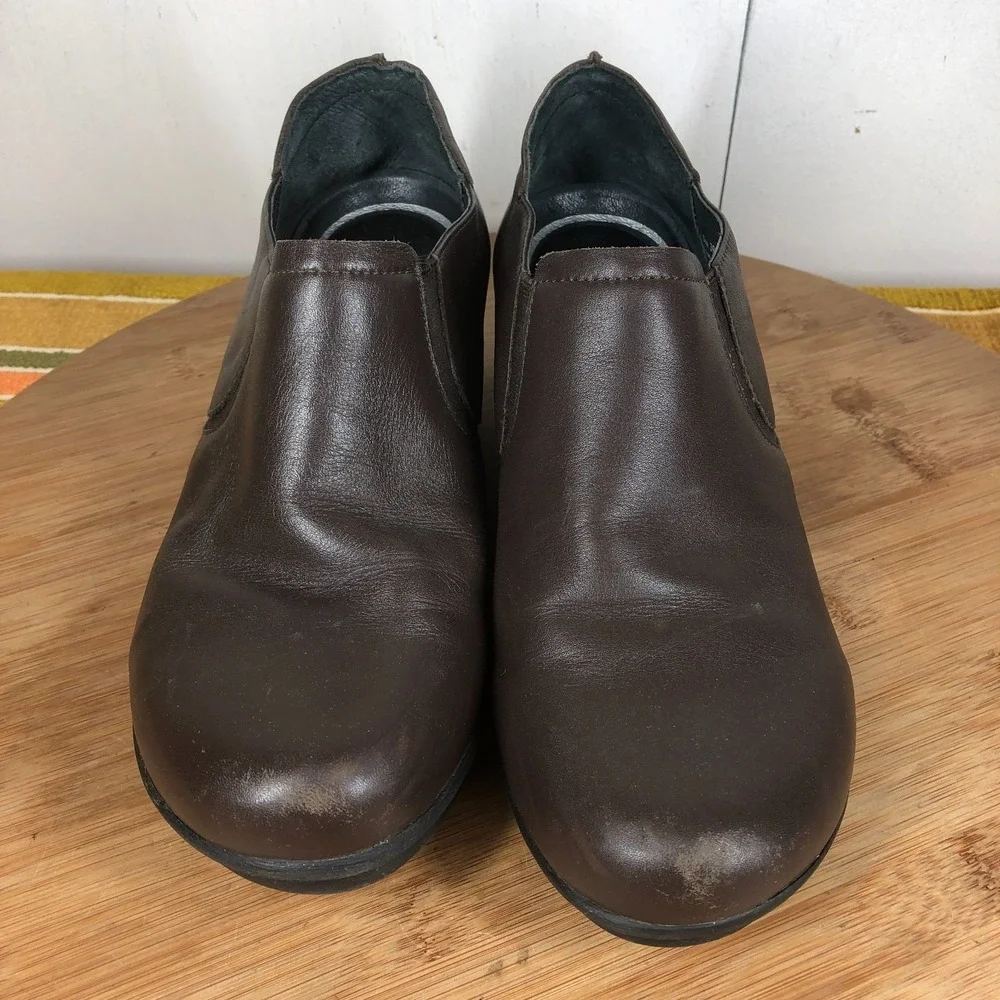 Dansko lynn Womens size 39 shoes brown leather slip on wedge comfort clogs